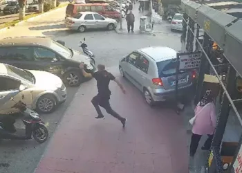 Otomobil kafeye girdi: 1 ölü 3 yaralı