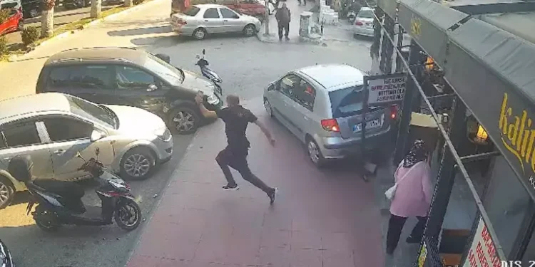 Otomobil kafeye girdi: 1 ölü 3 yaralı