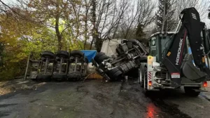 Balıkesir‘de, park halindeki 4 araca çarpıp devrilen, sülfürik asit yüklü TIR’ın kabininde