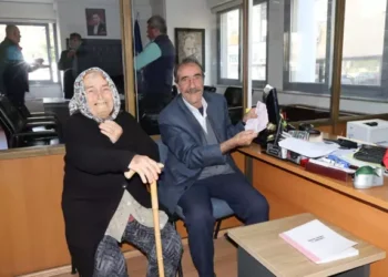 Yolda bulduğu para dolu çantayı sahibine ulaştırdı