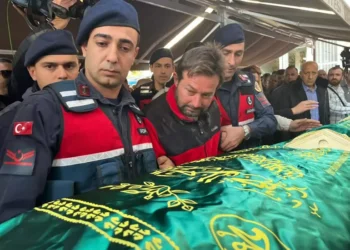 Yangında ölen 5 kardeş Acarlar’da toprağa verildi.