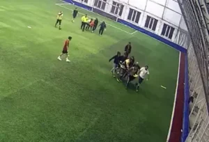 Aksaray’da, halı saha maçında kalp krizi geçiren Berat Karaaslan (18), hayatını kaybetti. O anlar