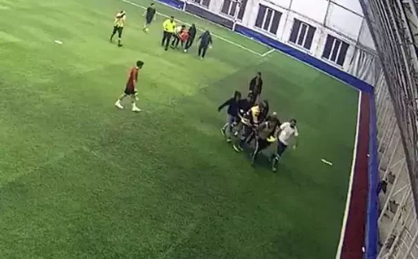Halı saha maçında kalp krizi geçiren Berat, yaşamını yitirdi