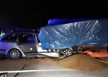 Otomobil traktöre çarptı; koca öldü, eşi yaralandı