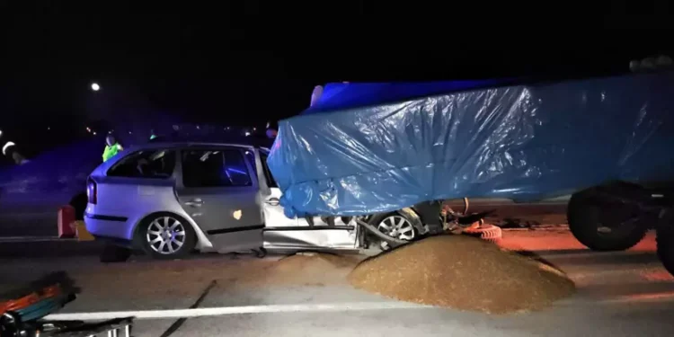 Otomobil traktöre çarptı; koca öldü, eşi yaralandı