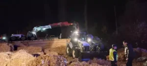 Malatya’da talaş yüklü TIR, sürücüsünün direksiyon hakimiyetini yitirmesi sonucu devrildi.