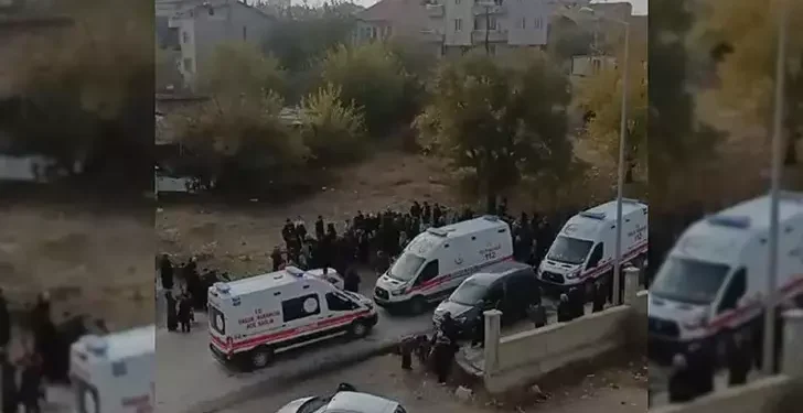 Otomobil, okul çıkışı öğrencilere çarptı: 8 yaralı