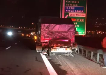 TIR'a çarpan otomobilin sürücüsü öldü