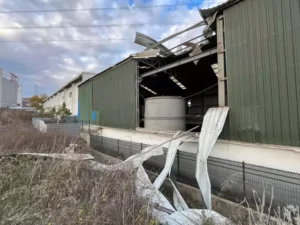 Kocaeli’nin Dilovası ilçesinde metal işleri yapılan bir fabrikada kumlama kazanı patladı.
