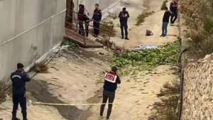 Antalya’nın Alanya ilçesinde serada muz taşımada kullanılan raylı sisteme ait kasanın halatının