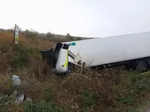 Kayganlaşan yolda kontrolden çıkan TIR tarlaya devrildi