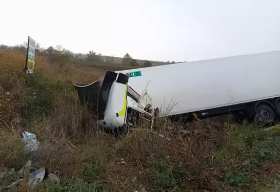 Kayganlaşan yolda kontrolden çıkan TIR tarlaya devrildi