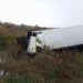 Kayganlaşan yolda kontrolden çıkan TIR tarlaya devrildi