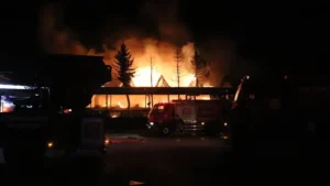 Afyonkarahisar‘da iki katlı ahşap restoran çıkan yangında kül oldu. İtfaiye