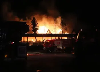 Isıtıcıdan çıkan yangında 2 katlı ahşap restoran kül oldu