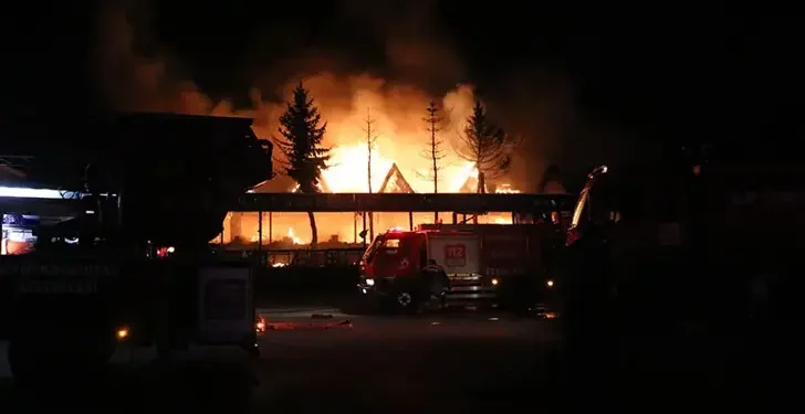Isıtıcıdan çıkan yangında 2 katlı ahşap restoran kül oldu