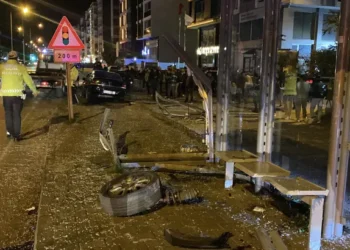 Otomobil, otobüs durağına daldı