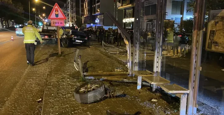 Otomobil, otobüs durağına daldı