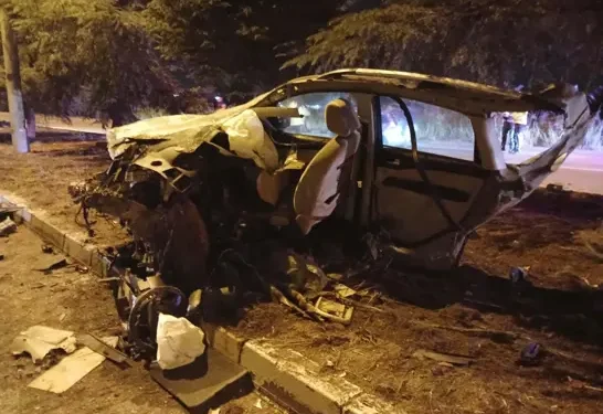 Ağaca çarpan otomobil ikiye bölündü, sürücü öldü