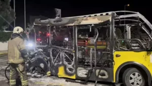 Park halindeki belediye minibüsü demir yığınına döndü