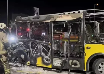 Park halindeki belediye minibüsü demir yığınına döndü