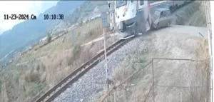 Manisa’nın Salihli ilçesinde hemzemin geçitte yolcu treninin çarptığı otomobilin sürücüsü yaralandı. Kaza,