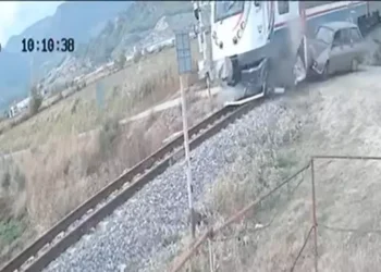 Yolcu treni otomobile böyle çarptı