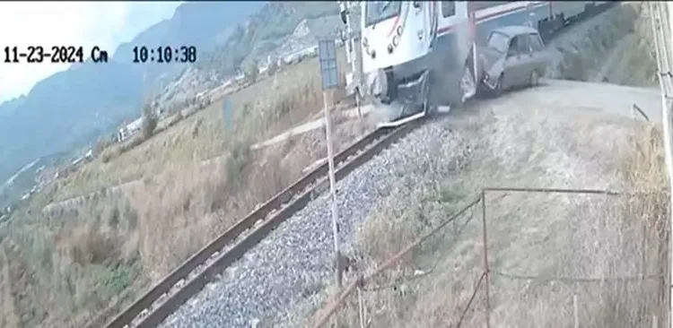 Yolcu treni otomobile böyle çarptı