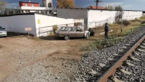 Yolcu treni otomobile böyle çarptı