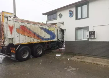 Kontrolden çıkan kamyon eve girdi