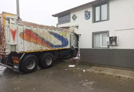 Kontrolden çıkan kamyon eve girdi