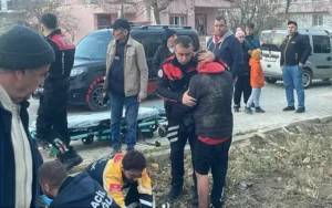 Yaralı genç polise sarılıp ağladı