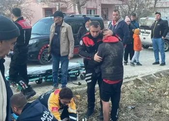 Yaralı genç polise sarılıp ağladı