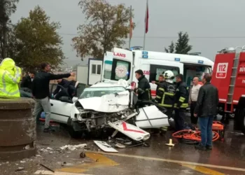 Otomobil bariyerlere çarptı: 1 ölü, 3 yaralı