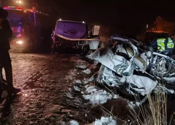 Minibüs ile otomobil çarpıştı; 2 elti öldü