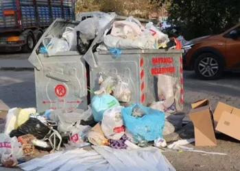 İşçiler grev yapınca çöpler sokaklara taştı