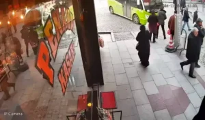 79 yaşındaki sürücünün kullandığı cip, durağa daldı