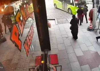 79 yaşındaki sürücünün kullandığı cip, durağa daldı