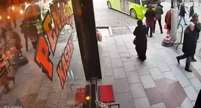 79 yaşındaki sürücünün kullandığı cip, durağa daldı