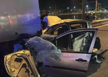 Otomobil kamyona ok gibi saplandı