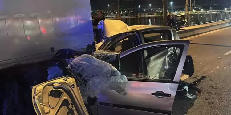 Otomobil kamyona ok gibi saplandı