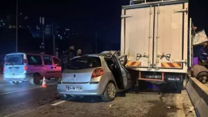 Otomobil kamyona ok gibi saplandı