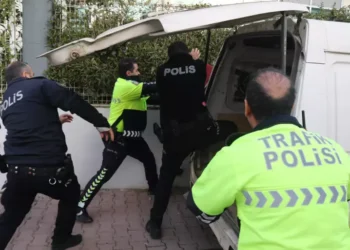 ‘Yarın kıyamet kopacak' diyerek çaldığı minibüsle kaçtı