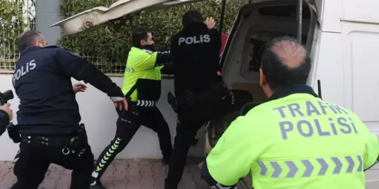 ‘Yarın kıyamet kopacak' diyerek çaldığı minibüsle kaçtı