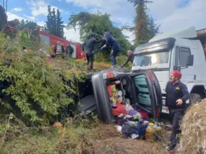 Otomobil park halindeki kamyona çarptı