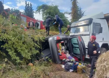 Otomobil park halindeki kamyona çarptı