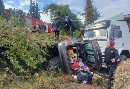 Otomobil park halindeki kamyona çarptı