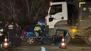 Kamyonla çarpışan otomobildeki 5 kişi hayatını kaybetti