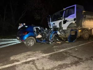 Bartın’da sürücüsünün kontrolünden çıkıp, karşı yönden gelen hafriyat kamyonuyla çarpışan