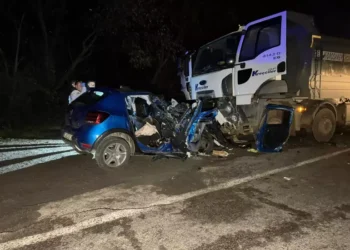 Kamyonla çarpışan otomobildeki 5 kişi hayatını kaybetti